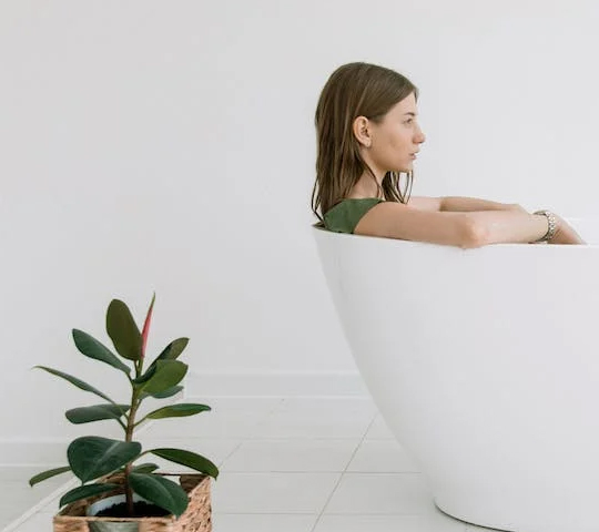 Setting a woman in bathtub